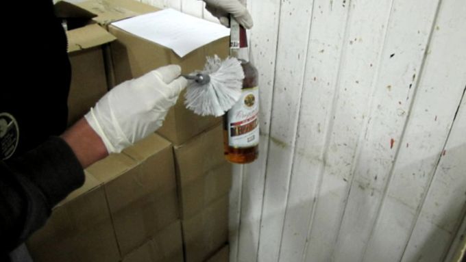 Zajišťování lahví v nelegální stáčírně na Chebsku