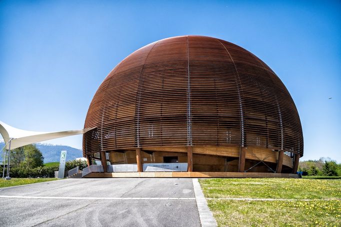 CERN, největší laboratoř částicové fyziky na světě, slaví 70 let od svého založení 29. září 1954. Pokračuje v odhalování tajemství vesmíru.