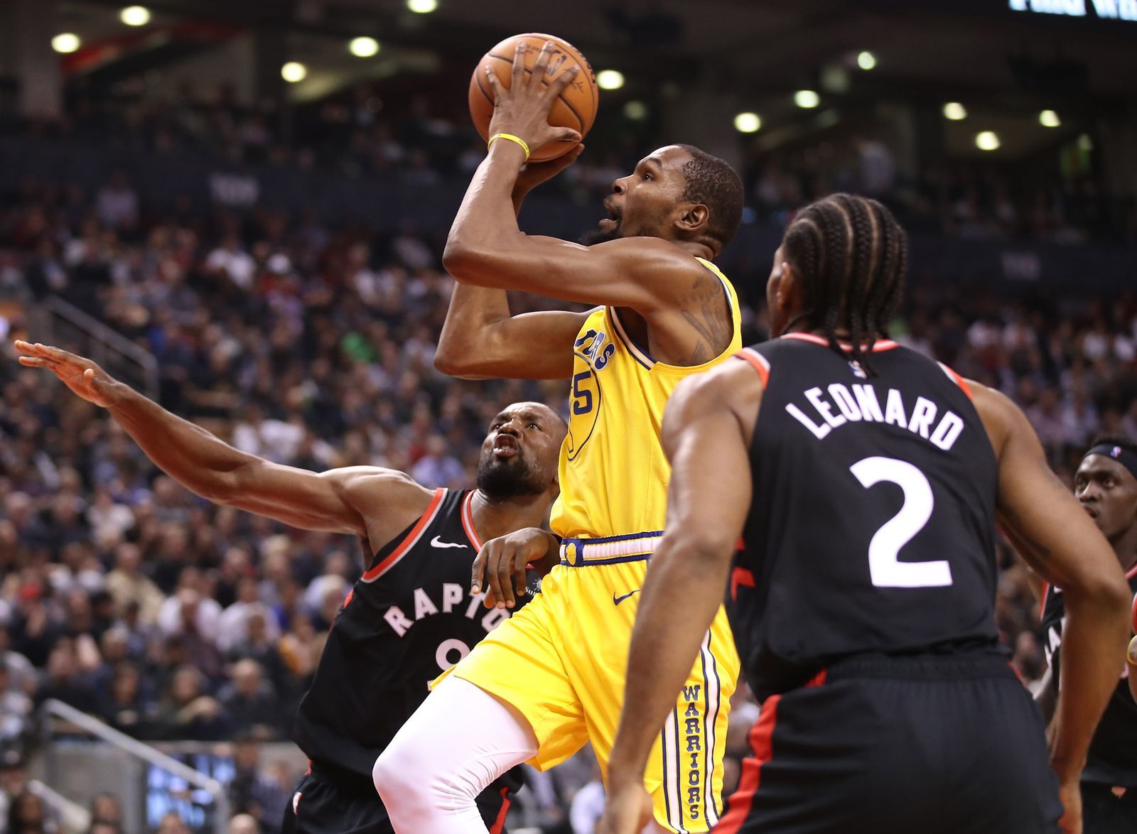 basketbal, NBA 2018/2019, Toronto - Golden State, hostující Kevin Durant při nájezdu na koš