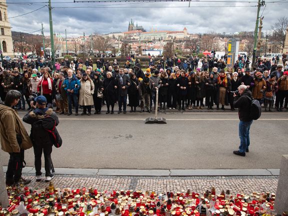 Tisíce převážně studentů se 4.1.2024 sešly na Náměstí Jana Palacha,  kde také utvořily živý řetez kolem budovy fakulty