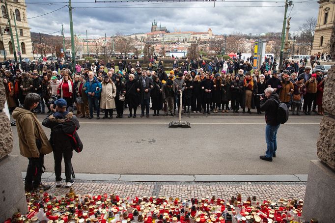 Tisíce převážně studentů se 4.1.2024 sešly na Náměstí Jana Palacha,  kde také utvořily živý řetez kolem budovy fakulty