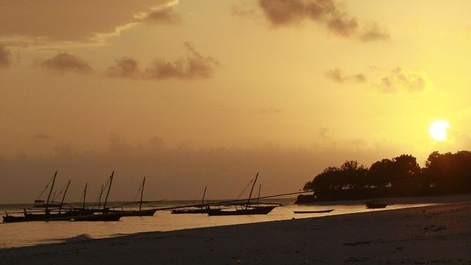 Východ slunce nad pláží Nungwi na Zanzibaru.