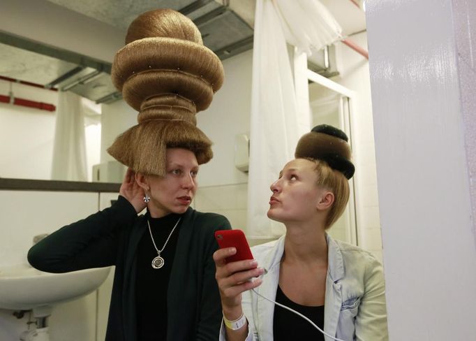 Models for hair stylist Mario Krankl wait backstage at the 30th anniversary of the Alternative Hair Show at the Royal Albert Hall in London October 14, 2012. REUTERS/Olivia Harris (BRITAIN - Tags: SOCIETY FASHION) Published: Říj. 15, 2012, 2:07 dop.