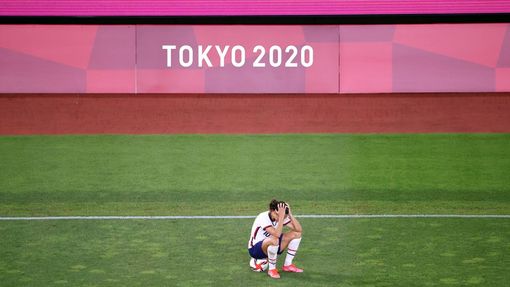Smutná Američanka Carli Lloydová po porážce s Kanadou v semifinále fotbalového turnaje žen na OH 2020