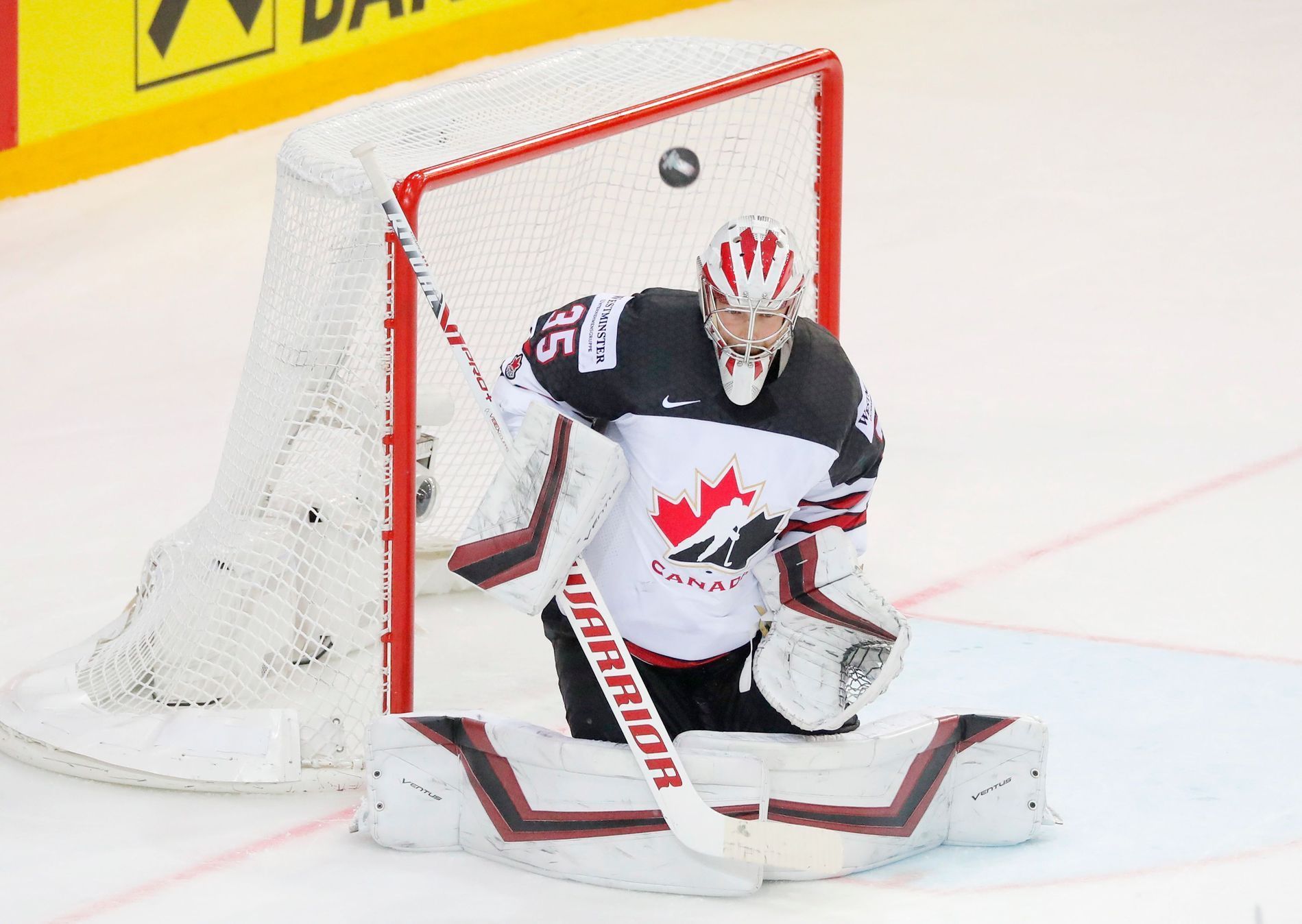 Kanadský brankář Darcy Kuemper ve čtvrtfinále Rusko - Kanada na MS 2021