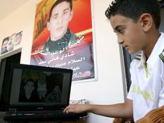 Hasan Saad ukazuje na počítači obrázek svého staršího bratra Šadiho (19), který byl zabit během války mezi Izraelem a Hizballáhem. Šadi dokázal zvládat školu, pomáhat otci v jeho bufetu, vést vlastní cyklistický obchod a ještě měl čas trénovat s bojovníky Hizballáhu ve vesnici Ajta aš-Šáb. To se mu však stalo osudným.