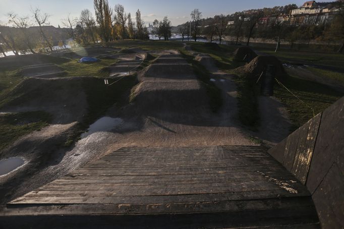 Na Štvanici je místo hokejového stadionu bikrosový park