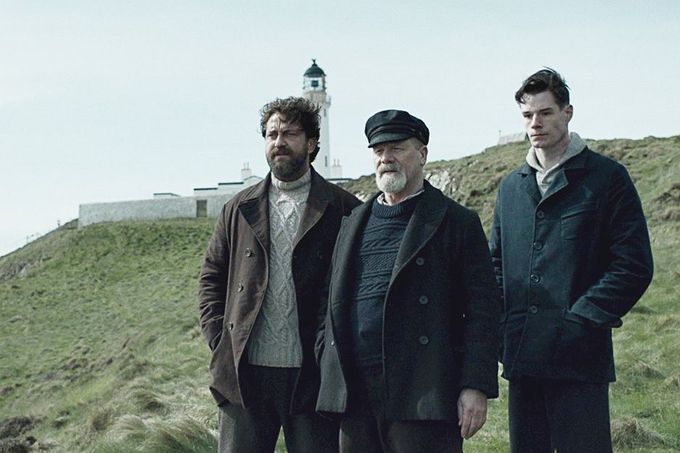 Herci Gerard Butler, Peter Mullan a Connor Swindells ve filmu The Vanishing (2018) o záhadě majáčních strážců z Flannanských ostrovů.