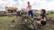 Kolem dvou set dobrovolníků se do soboty zaregistrovalo na pomoc Lužicím, jedné ze čtyř postižených vsí. Další se nikam nehlásili a rovnou se vydali na pomoc svým rodinám, jako například Adéla Niziolová (na snímku vpravo), která přijela pomoci svému strýci.