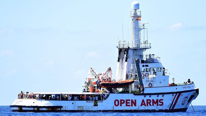 Humanitární loď Open Arms u italského ostrova Lampedusa.