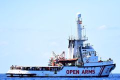 Migranti z lodi Open Arms se vylodili na Lampeduse, na palubě strávili tři týdny