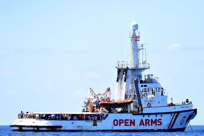 Humanitární loď Open Arms u italského ostrova Lampedusa.