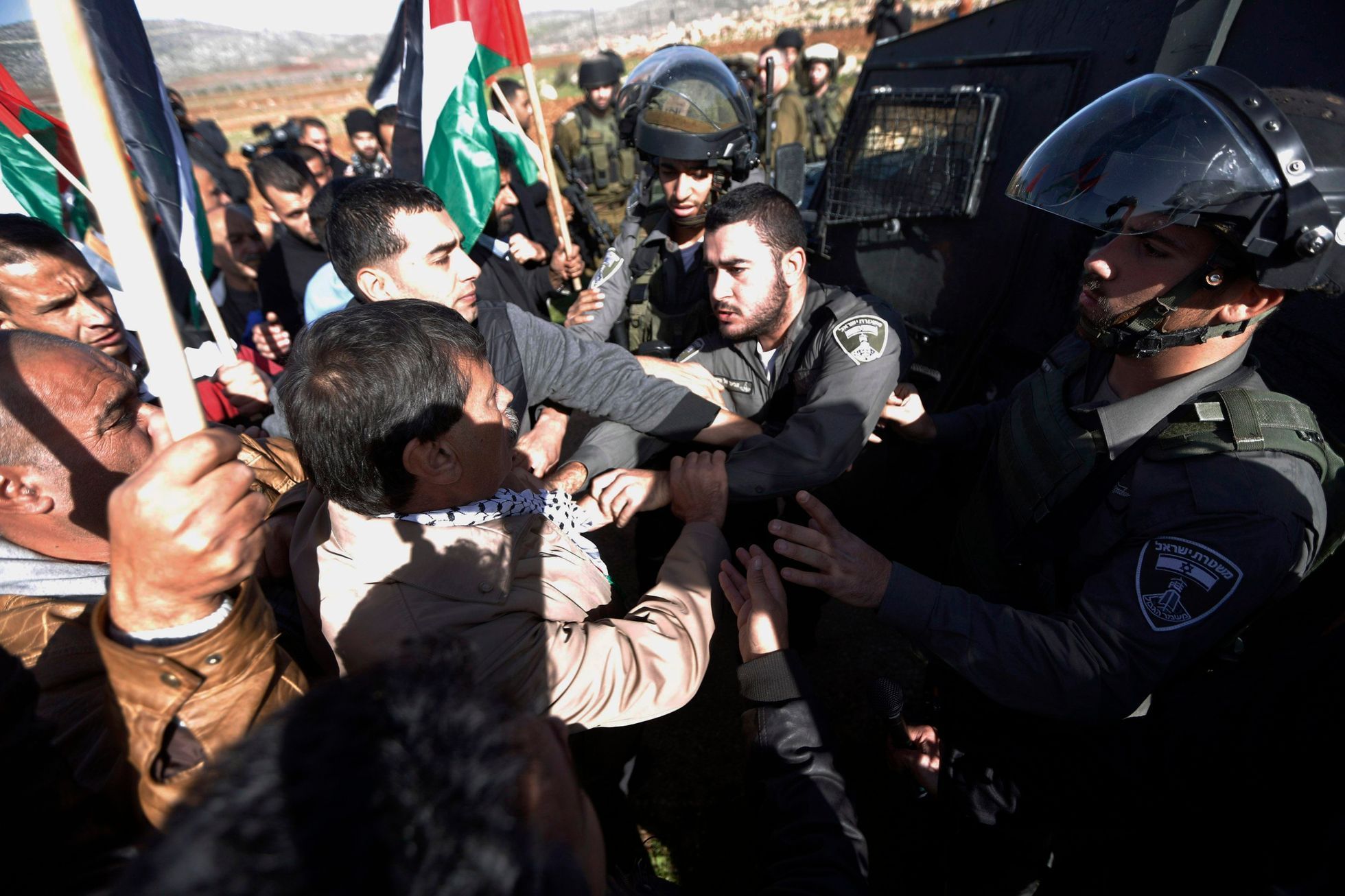 Palestinský ministr Zijád abú Ajn při potyčce s izraelským policistou