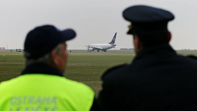 Policisté z Oddělení doprovodu letadel doručili muže z Floridy do Prahy a předali ho pražským kolegům (ilustrační foto).