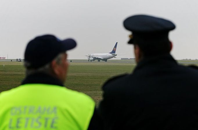 Policisté z Oddělení doprovodu letadel doručili muže z Floridy do Prahy a předali ho pražským kolegům (ilustrační foto).