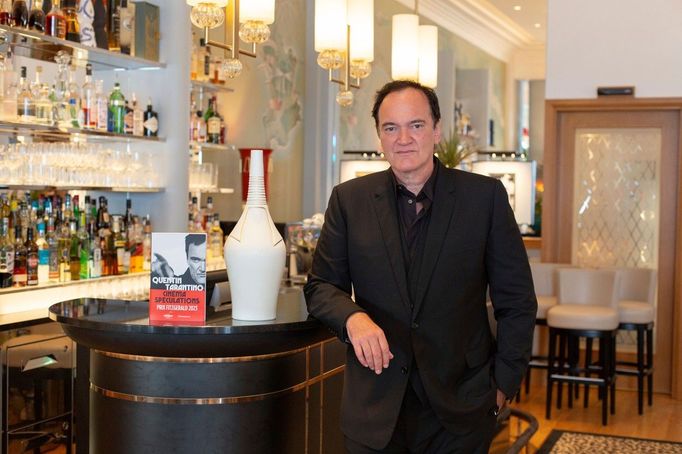 Quentin Tarantino na červnové fotografii z hotelu ve Francii.