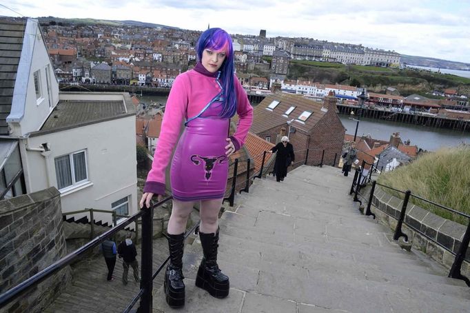 A woman poses for photographs during the Goth festival in Whitby, northern England April 28, 2013. The Goth culture emerged from the Punk scene in the 1980's, developing its own music and fashion styles. The festival in Whitby is now in it's 19th year and attracts around ten thousand people over the weekend. REUTERS/Nigel Roddis (BRITAIN - Tags: ENTERTAINMENT SOCIETY) Published: Dub. 28, 2013, 2:58 odp.