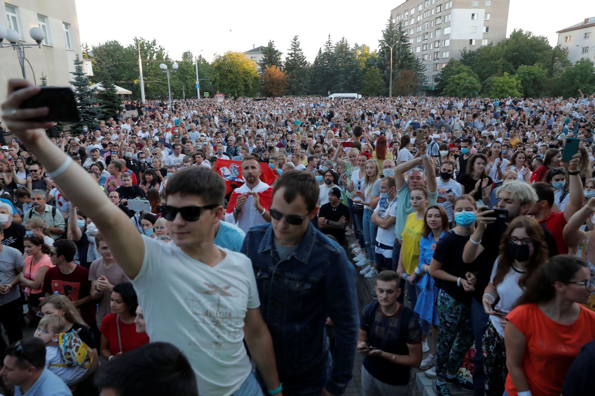 Příznivci Svjatlany Cichanouské na předvolební akci v Minsku.