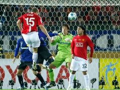 Obránce Manchesteru United Nemanja Vidic (vlevo) střílí gól na mistovství světa klubů proti japonskému celku Gamba Osaka.