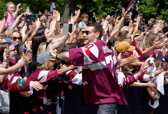 Lotyšský útočník Miks Indrašis v Rize při oslavách bronzu z mistrovství světa.