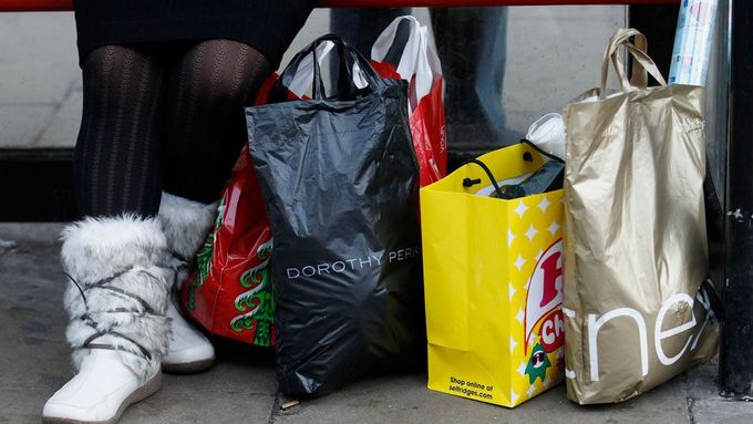 Třetina Čechů nechává nákup části dárků do povánočních výprodejů.