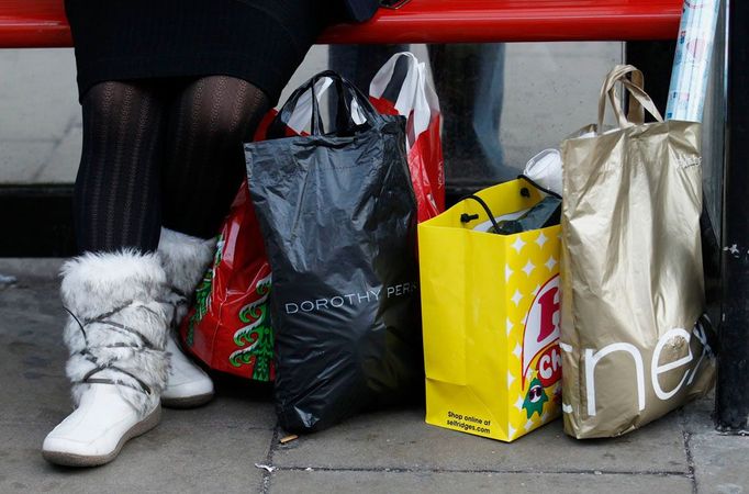 Předvánoční období ve zkratce. Oxford Street, Londýn.