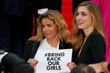 S plakátem #BringOurGirlsBack pózovaly i přítelkyně francouzského prezidenta Julie Gayet a režsérka Liza Azuelos.