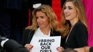 S plakátem #BringOurGirlsBack pózovaly i přítelkyně francouzského prezidenta Julie Gayet a režsérka Liza Azuelos.