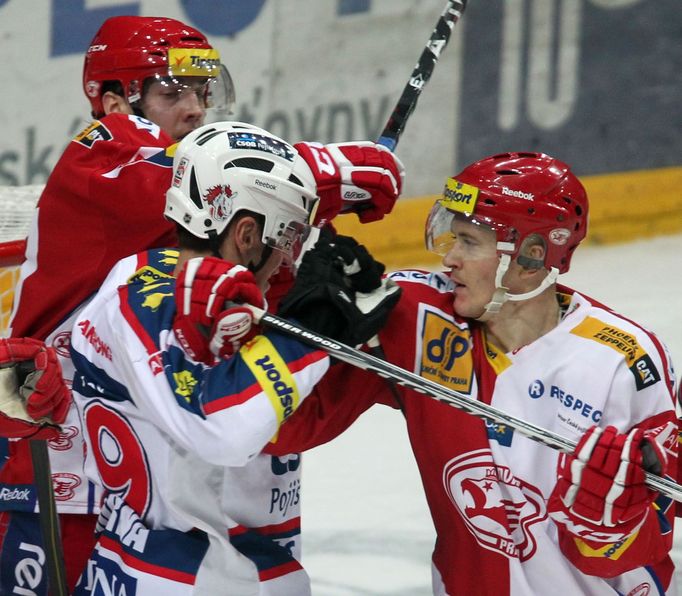 Extraliga, Slavia Praha - Pardubice: Tomáš Zohorna (v bílém)