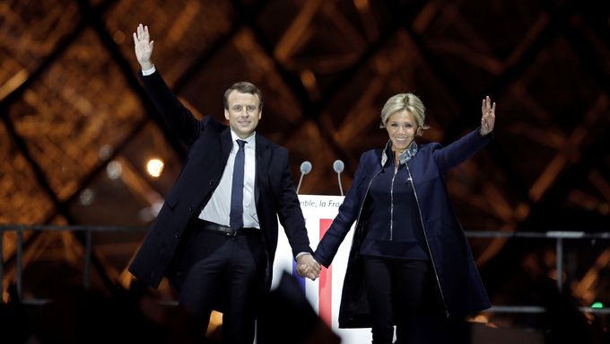 Francie si nezvolila "Trumpa", tedy Marine Le Penovou, ale centristu Emmanuela Macrona. Na snímku slaví s manželkou Brigitte vítězství na pódiu v Paříži.