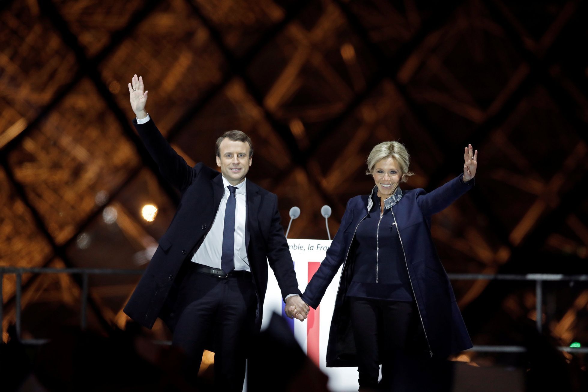 Emmanuel Macron a manželka Brigitte slaví vítězství ve volbách v Paříži.