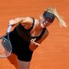 Ruska Maria Šarapovová servíruje Rumunce Alexandře Cadantu během French Open 2012