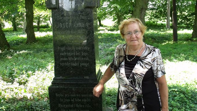 Marie Hvězdová Zajícová našla v roce 2013 v Českém Malíně hrob svého dědečka - Josefa Činky.