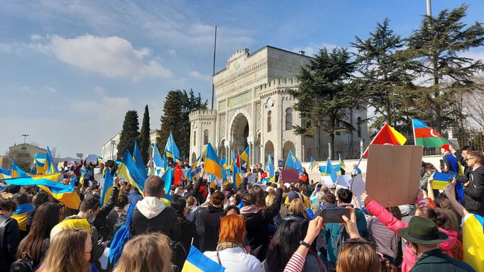 Stovky lidí protestují v tureckém Istanbulu proti ruské agresi a vyjadřují podporu Ukrajině.