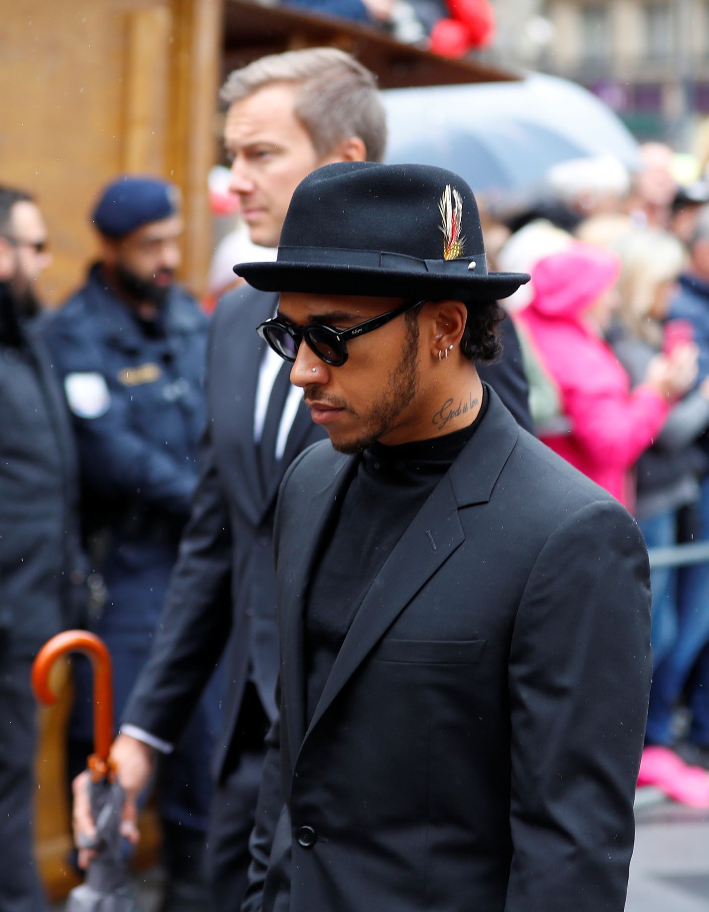 Šampion F1 Lewis Hamilton přichází na zádušní mši za Nikiho Laudu ve vídeňské katedrále svatého Štěpána