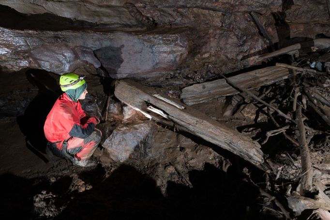 Čeští speleologové zkoumají slovinskou jeskyni Kačna jama