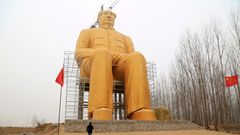 Čína - socha - Mao Ce-tung