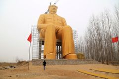 Zlatý Mao je pryč. Obří sochu rozebrali pár dnů poté, co její fotky obletěly svět