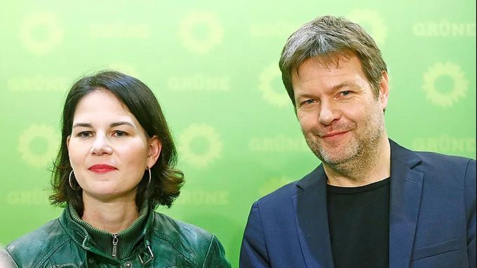 Dvě tváře Zelených - spolupředsedové Annalena Baerbocková a Robert Habeck.