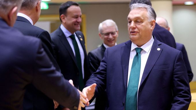 Mimořádný summit EU jednomyslně, tedy i s Orbánovou podporou, potvrdil balík pomoc Ukrajině