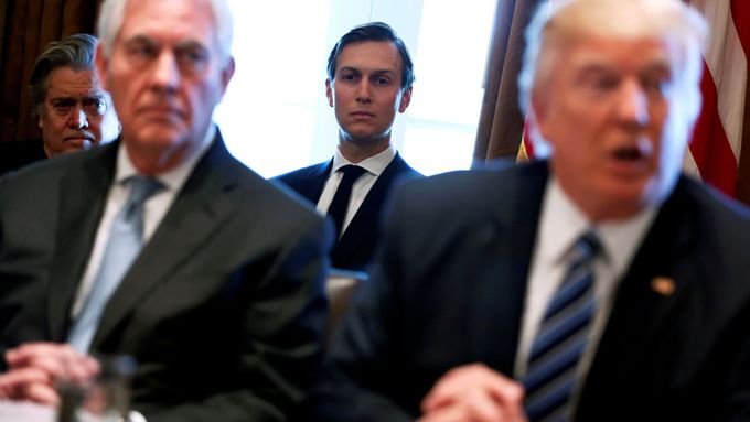 Jared Kushner (uprostřed) je jedním z nejbližších mužů amerického prezidenta Donalda Trumpa.
