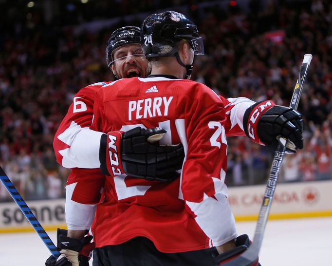 SP, SF Kanada-Rusko: Shea Weber (6) a Corey Perry (24)