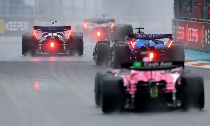 Zaváděcí kolo na mokré vozovce ve sprintu v rámci Velké ceny Miami F1 2025