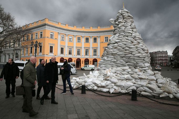 Řecký ministr zahraničí Nikos Dendias přivezl humanitární pomoc do Oděsy.