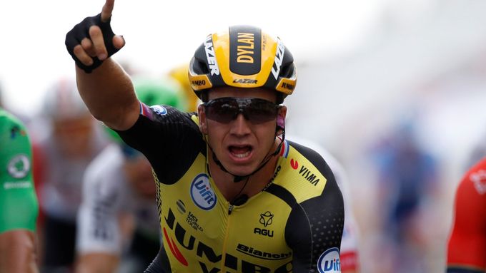 Dylan Groenewegen slaví na Tour de France výhru v sedmé etapě.