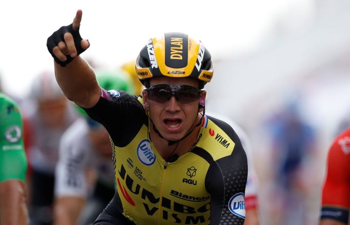 Dylan Groenewegen slaví na Tour de France výhru v sedmé etapě.