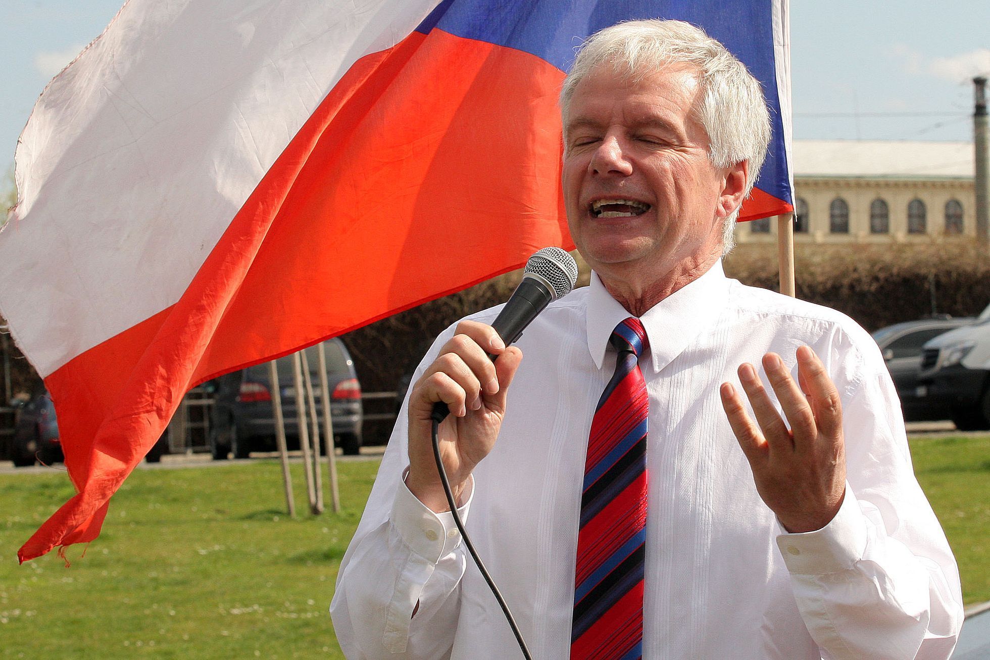 Miroslav Sládek opět na scéně