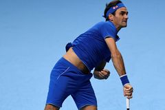 Federer odvrátil na Turnaji mistrů trpký konec. Zdolal Thiema a vyhlíží Andersona