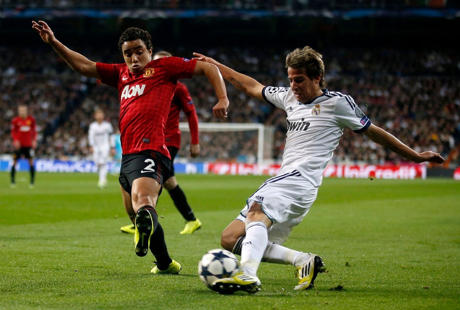 Liga mistrů: Real Madrid - Manchester United: Fabio Coentrao (vpravo) - Rafael