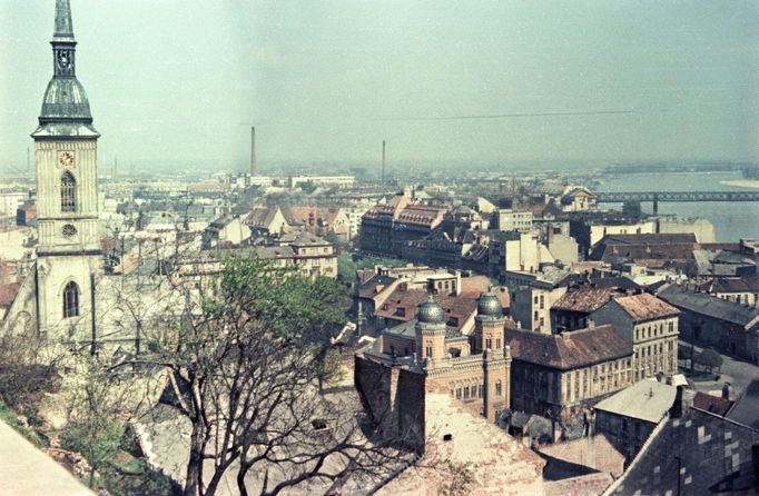 Pohled od zámku na Bratislavu. Rok 1959